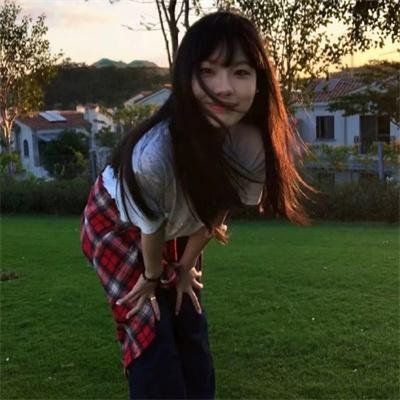 茜色少女